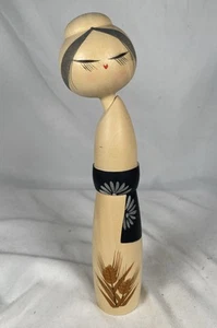 Kokeshi Bambola Giapponese Suigai Sato Legno Giugno in Kimono 9 Pollici Firmata - Foto 1 di 9