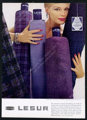 1960 Lesur telas púrpura variedad rollos de patio foto vintage moda impresión anuncio Foto 1 de 4