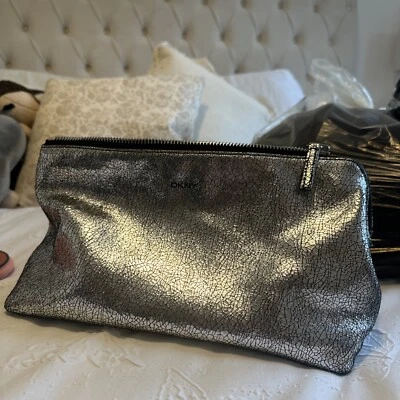 Металлическая большая сумка для макияжа DKNY - Изображение 1 из 4