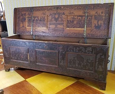 Antiguo baúl cassone de cedro veneciano italiano del siglo XVI  Foto 1 de 4