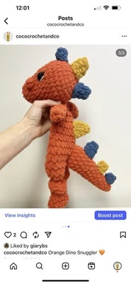 Hecho a mano ganchillo naranja y azul dinosaurio Lovey suave peluche anudado T Rex Foto 1 de 3
