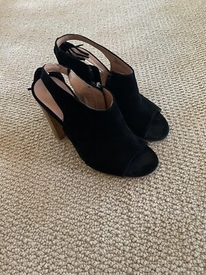 Sandálias de camurça preta halógena com salto de madeira borla tamanho 7 - Imagem 1 de 4