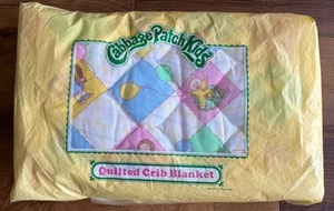 Coperta culla trapuntata vintage 1983 CABBAGE PATCH KIDS misura 36x48 - confezione originale - Foto 1 di 6
