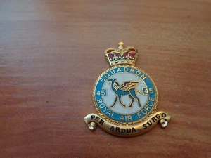 DANBURY COMO NUEVO 45 ESCUADRÓN RAF REAL FUERZA AÉREA ESMALTE CHAPADO EN ORO PLACA INSIGNIA - Imagen 1 de 2