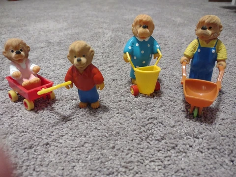 Vintage 1986 Bernstein Bear Family Toy Figures Accessories McDonalds 7 piece lot Cover