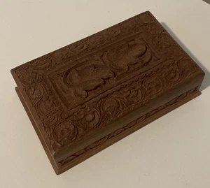 Handgeschnitzte Holzkiste - Bild 1 von 9