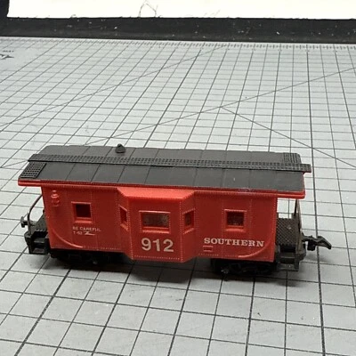 Model Power 8244 Southern 36' Bay Window Caboose 912 - Image 1 of 4