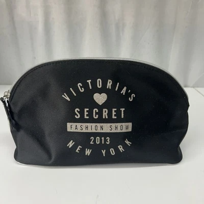 Bolso de Maquillaje Victoria's Secret Fashion Show 2013 Nueva York en Negro y Rosa Int Foto 1 de 4