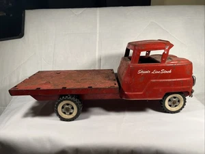 Antico camion agricolo rosso Structo stock vivo vintage anni 50 - Foto 1 di 7