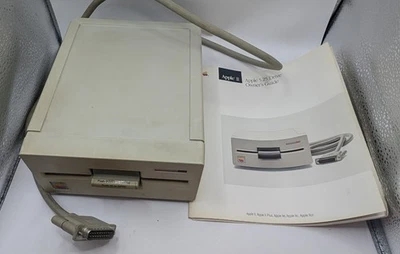 VINTAGE APPLE 5.25 EXTERNAL FLOPPY DISK DRIVE WITH CORD AND OWNER GUIDE - Image 1 of 4