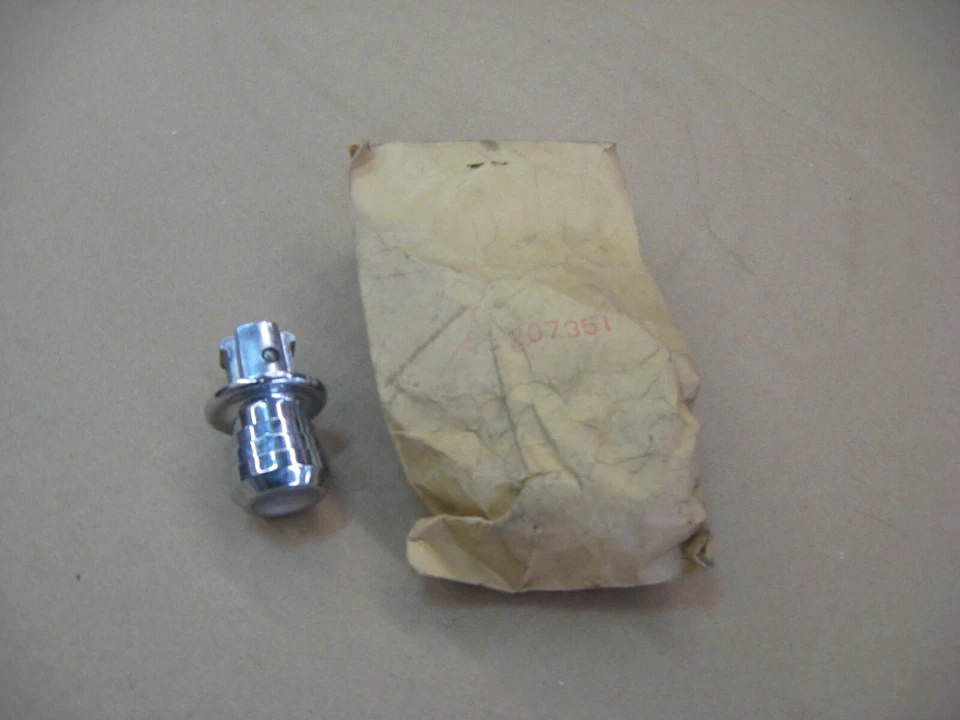  Bloqueo de guantera Kaiser 1951-53 nuevo de stock  Foto 1 de 1