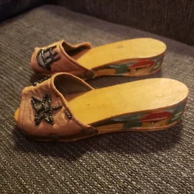 Вторая мировая война 😍 Винтажные резные деревянные туфли на танкетке ручной работы Филиппины маленькие детские  - Изображение 1 из 4