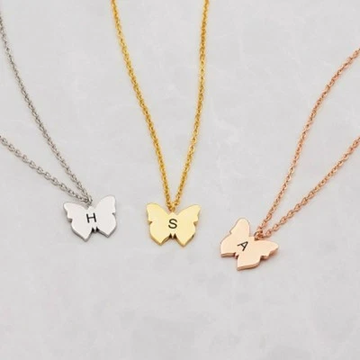 Petit collier papillon initial, collier prénom personnalisé, cadeau bijoux... - Photo 1/3