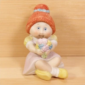 Estatuilla de porcelana Cabbage Patch Kids 1984 niña pelirroja sentada con flores CPK - Imagen 1 de 9