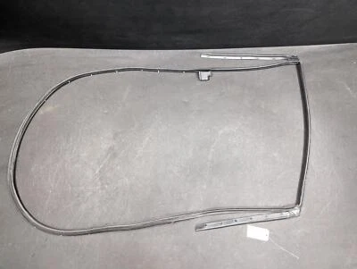 Porta traseira direita Weatherstrip 2018 Nissan Pathfinder 82830-3KA0D 2016 - 2019 2020 - Imagem 1 de 4