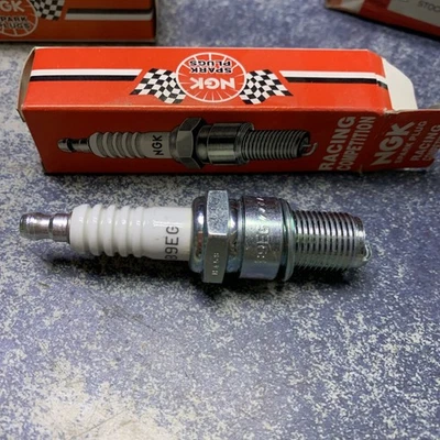 Nueva bujía recomendada NGK Yamaha B9EG YZ 125 250 Kawasaki KX 60 80 250 RM Foto 1 de 2