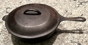 Sartén vintage de hierro fundido LODGE #8-10,25" con tapa basting sin bamboleo - Imagen 1 de 10