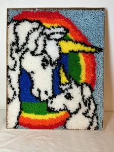 Einhorn Mutter Baby Regenbogen Riegel Haken Teppich Wandbehang Kunst Handarbeit gerahmt 80er - Bild 1 von 7