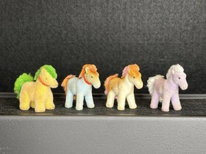"Lote de 4 caballos flocados vintage de Small Town Treasures 1,5"" coloridos RARO" - Imagen 1 de 17