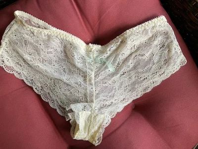 CALCINHA CURTA HIPSTER MENINO RENDA CREME NARCISO AMARELO XL MELDEW! - Imagem 1 de 4