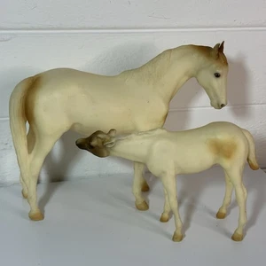 Breyer Medizin Hut Stute und Fohlen Set # 3180, Vollblutstute & Mutterfohlen - Bild 1 von 8