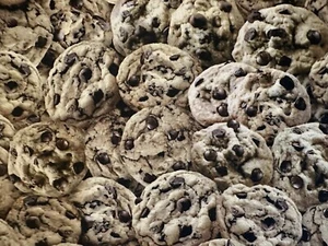 CHOCOLATE CHIP COOKIES BY TIMELESS TREASURES JUNK FOOD DESSERT SWEEETS FABRIC HY - Picture 1 of 3