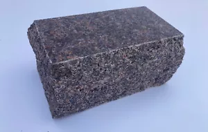 "Cemitero Pietra Incisa Granito Personalizzato Incisa Cemitero Dakota Mogano 4x8x4" - Foto 1 di 6
