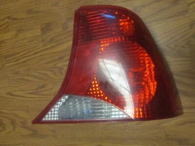 Ford Focus Sedán 2000-2004 freno trasero giro luz trasera lámpara lado pasajero OEM Foto 1 de 4