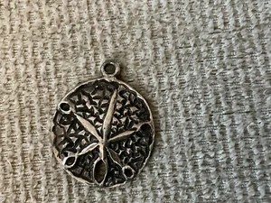 Sterling Silber 925 Sand Dollar kleiner Charm Anhänger. Marihuana Blatt - Bild 1 von 2