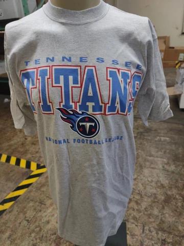 Officially Licensed NFL Play FB Tennessee Titans "Bold" Gray T-Shirt Vintage Cover