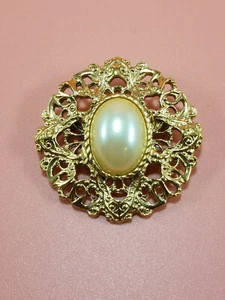 VINTAGE PIN BROOCH GOLD TONE FILIGREE WITH FAUX PEARL CENTER - Picture 1 of 7