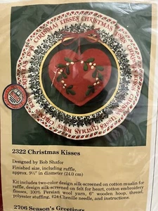 NOS Vintage Creative Circle Christmas Kisses 2322 Felt Embroidery Kit 1985 - Picture 1 of 3