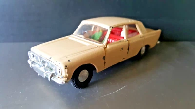 Triang Spot-On, 270 Ford Zephyr Six con Lady Driver y raro caniche perro Foto 1 de 4