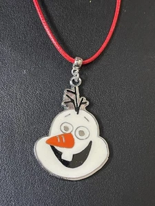 ❤️ OLAF SCHNEEMANN FROZEN Mädchen Emaille Anhänger an Kunstleder Halskette in Geschenktüte - Bild 1 von 5