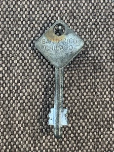 Chiave Banthrico Chicago Bank vintage 1 5/8 vecchio metallo - Foto 1 di 7