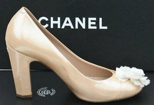 CHANEL Pumps Kamelie Creme Puder Gr. 38,5 39 High Heels Lackleder Gold - Bild 1 von 12