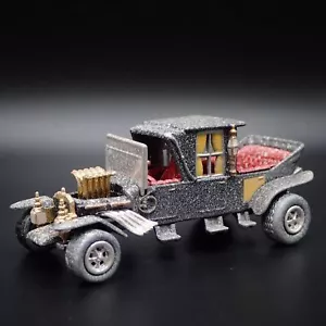 THE MUNSTERS BARRIS KOACH CUSTOM BARN FIND 1:64 SCALE DIORAMA DIECAST MODEL CAR - Picture 1 of 7