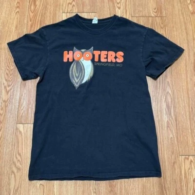 Camisa negra Y2K Hooters Makes You Happy Owl de la década de 2000 talla mediana Foto 1 de 4