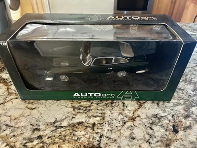 Aston Martin DB5 1965 1/18 Autoart verde Foto 1 de 4