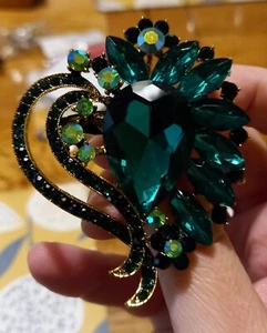 CIONDOLO SPILLA CUORE GRANDE STILE VINTAGE SPLENDIDO VERDE SMERALDO MOLTO SCINTILLANTE - Foto 1 di 10
