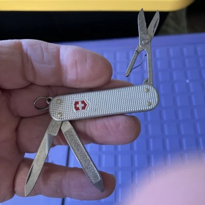 Victorinox 经典 SD 瑞士军刀 - 银 Alox 二手状况完好 — 第 1/3 张图片