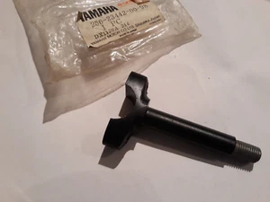 Yamaha Noir Inférieur Guidon Tuyau Support Attache 256-23442-00-98 RD250 RD400 - Photo 1/2