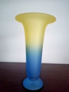 Schwere Glasvase Dekorative Tulpenvase mit Sockel Farbverlauf Blau Gelb H. 26 - Bild 1 von 4