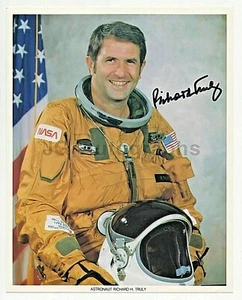 Excellent, Astronaut Richard Truly Signed His Official NASA Color Photograph - Picture 1 of 3