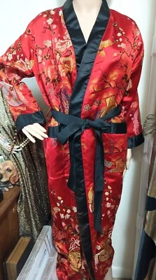 Disfraz de bata kimono japonesa larga hecha a mano con diseños bordados Foto 1 de 4