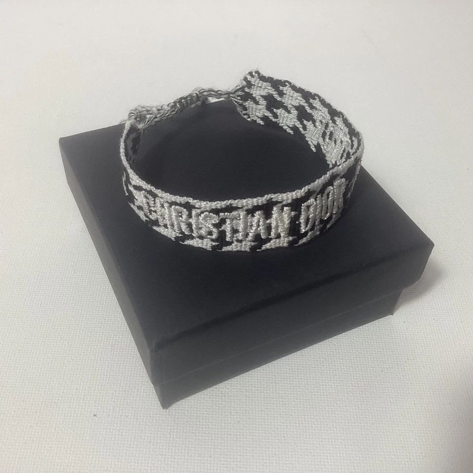 Pulsera Amistad Christian Dior J’ADIOR Blanco y Negro Bordada Foto 1 de 1
