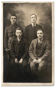 Cartolina RPPC Ritratto di Famiglia Uniforme Militare Confine Bianco Undiv Back UNP - Foto 1 di 2