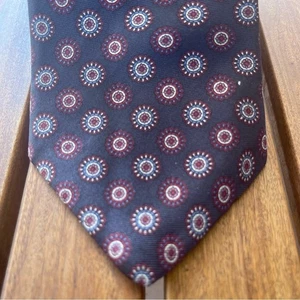 J.G. HOOK ~ Vintage Power Tie ~ Wine & Blue Medallion Print ~ 3” Width (80s era) - Picture 1 of 6