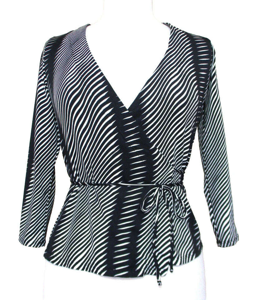 Top envolvente Betsey Johnson vintage pequeño para mujer negro blanco elástico mangas 3/4 Foto 1 de 4