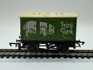B3693 grüner Prime Schweinegüterwagen Spur O Spiel getragen gebrauchter Zustand - Bild 1 von 2
